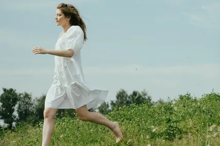 Berjalan di Alam Tanpa Alas Kaki untuk Ketenangan Pikiran